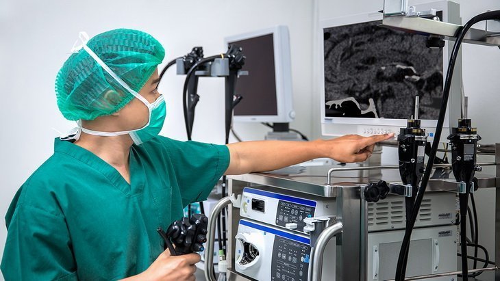 Хирург-лапароскопист смотрит на монитор