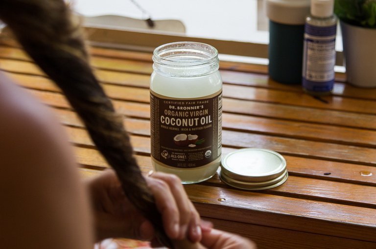 Кокосовое масло для волос – применение, польза и возможный вред