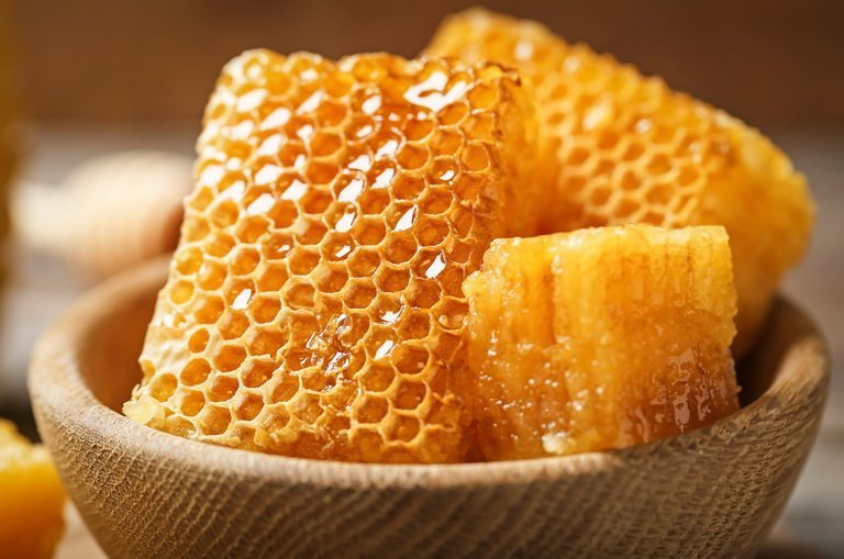 Можно ли есть пчелиные соты? Польза, применение, вред