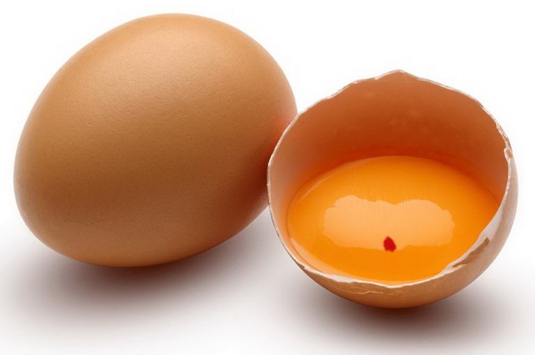 Почему в яйце кровь, можно его есть?