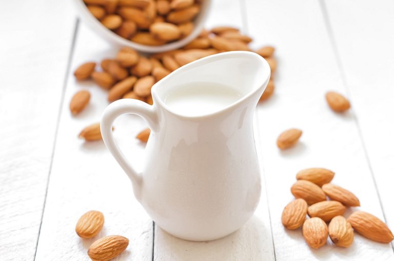 Миндальное молоко – польза и вред для организма