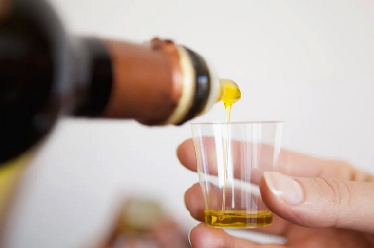 Прием оливкового масла внутрь в лечебных целях: польза и вред