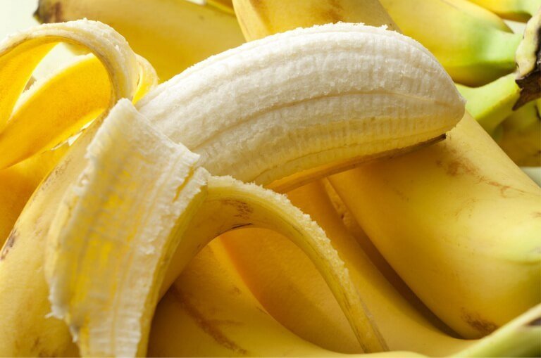 Бананы при запоре: помогают или нет?