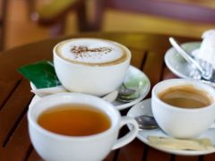 Сколько содержится кофеина в чае в сравнении с кофе?