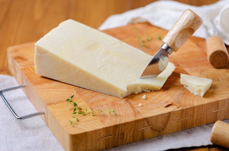 Можно ли замораживать сыр в морозилке и стоит ли это делать?