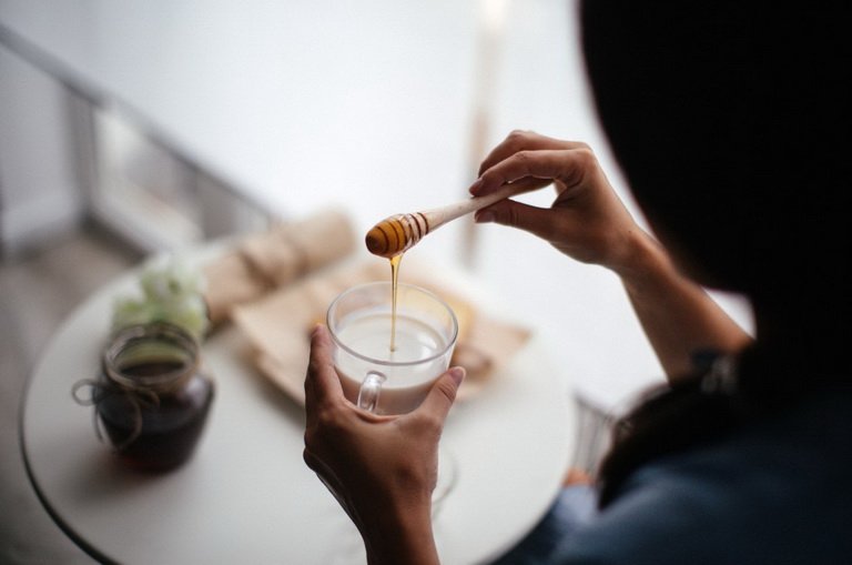 Теплое молоко с мёдом на ночь: польза и вред для женщин и мужчин