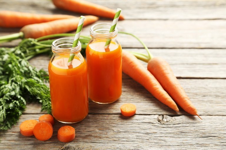 Морковный сок: польза и вред для организма человека