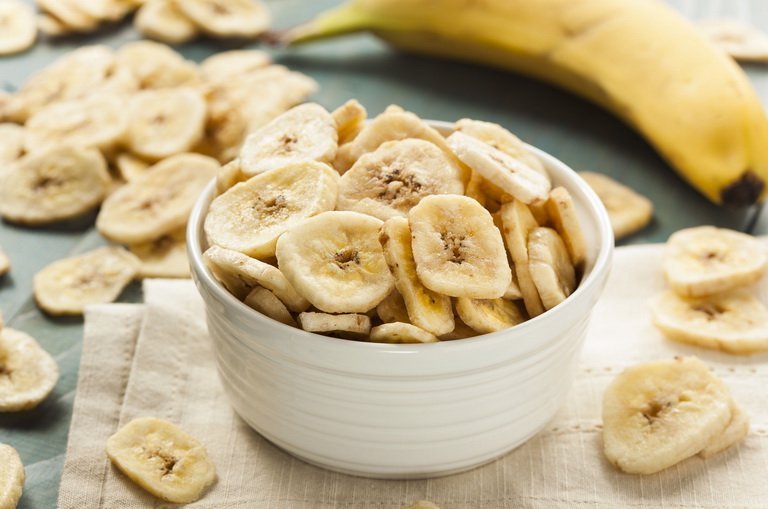 Банановые чипсы: польза и вред для организма