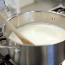 Чем полезно кипяченое молоко? Польза и вред