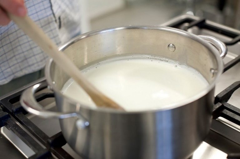 Кипяченое молоко: польза и вред, пищевая ценность, как сделать