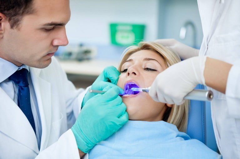 Как лечат кариес на передних зубах?