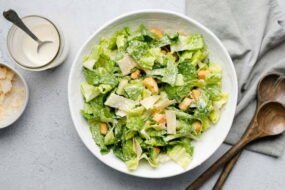 Полезен ли салат «Цезарь»? Пищевая ценность, польза и вред