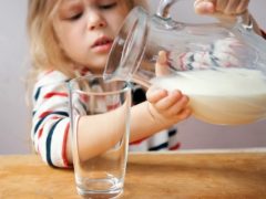 Сырое молоко: перевешивает ли польза риски?