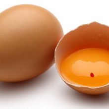 Почему в яйце кровь и можно ли его есть?