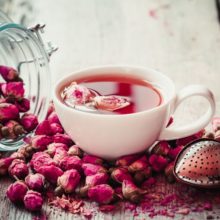 Чай из лепестков роз: полезные свойства, как приготовить