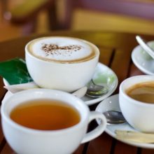 Сколько содержится кофеина в чае в сравнении с кофе?