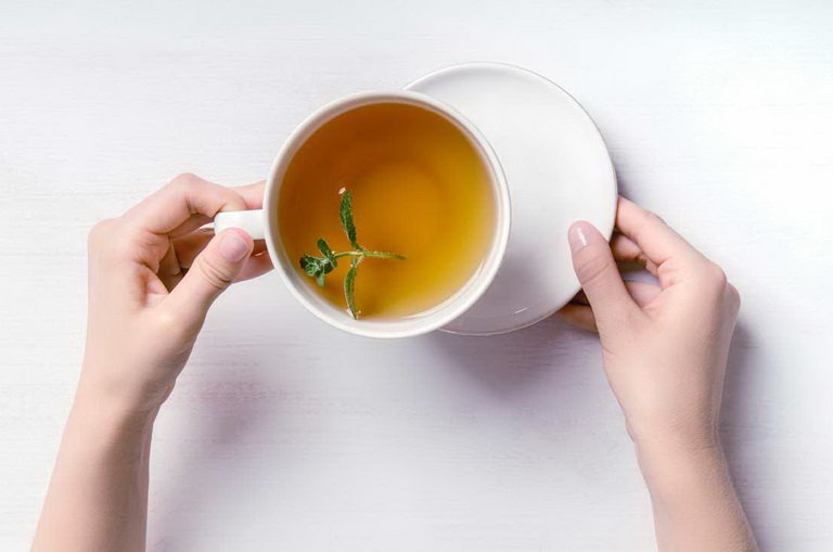 Тошнота после кофе. Чай от тошноты. Девушка с чашечкой травяного чая релакс. Чай от рвоты. Может ли тошнить от чая.