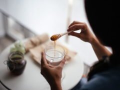 Полезно ли пить теплое молоко с мёдом на ночь?
