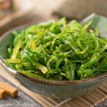 Чем полезен салат из морских водорослей?