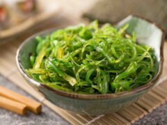 Чем полезен салат из морских водорослей?