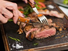 Что такое аллергия на красное мясо и как она проявляется?