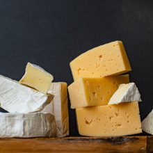 Вирус птичьего гриппа может сохраняться в сыре из сырого молока месяцами – исследование